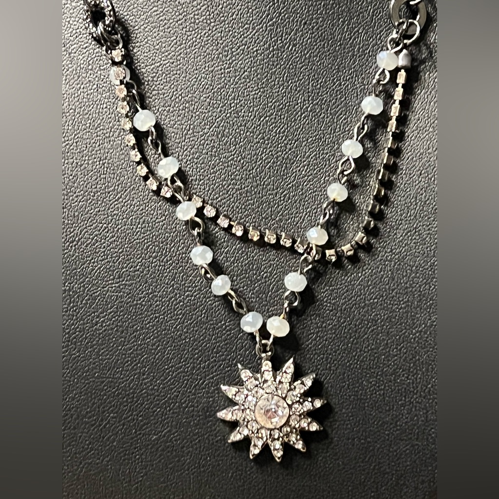 Vintage Elegant Silver Tone And White Starburst Necklace 25$